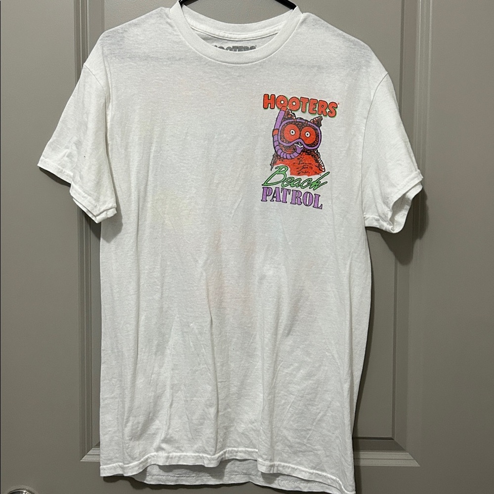 Hooters- White Graphic Tee